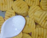 A picture of step 6 of Chips, plantain and fried egg with sauce.
