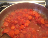 Foto del paso 2 de la receta: Muslos de pollo en salsa y patatas asadas con especias