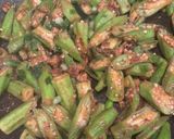 A picture of step 2 of Stir-Fried Okra with Fermented Tofu.