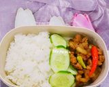 Hình bước làm 1 của món Hộp Cơm Vui Vẻ 4: (Thịt kho mắm ruốc sả, mực xào ớt...)