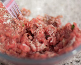 Foto del paso 4 de la receta: Albóndigas de jamón y queso sin leche ni huevos en salsa de judías