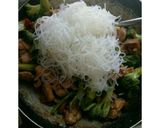Foto langkah ke 5 dari resep Bihun goreng ayam manis pedas.