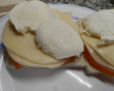 Foto del paso 5 de la receta: Sándwich con 3 quesos y tomate