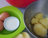 A picture of step 1 of Donut Kentang (Potato donuts).