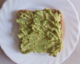 Foto del paso 4 de la receta Tostas de aguacate y salmón ahumado con huevos escalfados