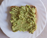 Foto del paso 4 de la receta: Tostas de aguacate y salmón ahumado con huevos escalfados
