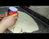 صورة لخطوة 3 من وصفة ميني بيتزا