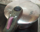 Foto del paso 2 de la receta: Pollo entero o muslitos asado en olla a presión