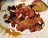 Foto del passaggio 3 della ricetta Pollo con pinoli e uvetta