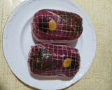 Foto del paso 2 de la receta: Redondo de ternera con pasas y piñones