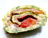 Foto del passaggio 5 della ricetta Fresco rotolo di zucchine con salmone, avocado e pomodoro
