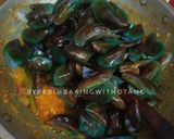 Foto langkah ke 5 dari resep Kerang Hijau Kuah Bumbu Kuning.