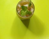 A picture of step 4 of Honey and Apple refreshers.