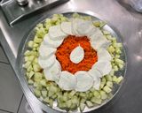 Une image de l'étape 12 de Salade de concombre, carottes et poivron à la mozzarella.