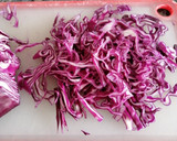 Foto del paso 1 de la receta: Ensalada de lombarda con salsa de yogurt