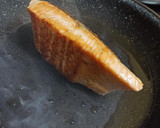 Foto del paso 4 de la receta: Salmón a la plancha con patatas sazonadas al horno