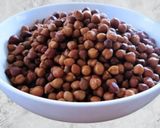 A picture of step 2 of Black chickpea masala.