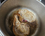 Foto del paso 1 de la receta: Chuletas de cerdo en salsa con patatas