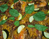 Foto del paso 5 de la receta: Arroz con conejo, sepia, langostinos, calabacín y espinacas