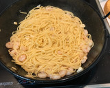 Foto del paso 4 de la receta: Espaguetti con ajo, guindilla y gambas