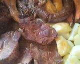 Foto del paso 2 de la receta: Bondiola y pollo al horno con papas y boniatos