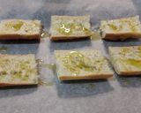 Foto del paso 4 de la receta: Crostini con jamón, queso de cabra y mermelada de cebolla