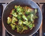Foto del passaggio 2 della ricetta Broccoli saltati in padella con pancetta al peperoncino 🌷