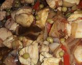 Foto del paso 3 de la receta: Pollo salteado con verduras al vino