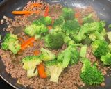 Foto langkah ke 6 dari resep Stir Fry Broccoli and Ground Beef.