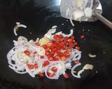 Foto langkah ke 3 dari resep Tumis kerang batik pedas.