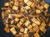 Spaguettis de arroz con tofu y champiñones