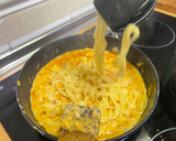 Foto del paso 6 de la receta: Tagliatelle con champiñones, longaniza y piñones