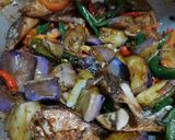 Foto langkah ke 4 dari resep Ikan Tongkol + Terong masak Kecap.