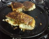 A picture of step 3 of Garlic masala pav.