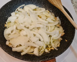 Foto del paso 2 de la receta: Dados de pollo encebollados