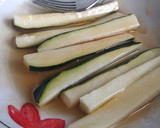 Foto del paso 2 de la receta: Palitos de calabacín en tempura a la miel