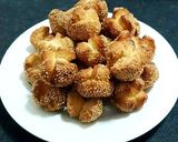 รูปขั้นตอนการทำที่ 3 ของ ขนมหัวเราะ หรือขนมหัวแตก Khanon Hua Ror / Thai Dessert Laughing Cookie Balls/Laughing Sesame Balls