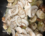 Foto del paso 4 de la receta: Solomillo de ternera en salsa de setas y puré de patata