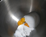 Foto del paso 3 de la receta: Bizcocho de yogur "a mi manera"