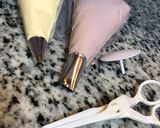 صورة لخطوة 14 من وصفة تورتة جنواز الشوكولاتة بكريمة الزبدة 🎂