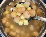A picture of step 3 of Lotus Seed and Dried Longan Sweet Soup.