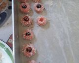 Foto langkah ke 5 dari resep Tumbprint Pink Cookies.