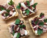 Une image de l'étape 8 de Tartelettes feuilletées Poires, Figues, Magret fumé et Foie gras.