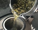 Foto del paso 4 de la receta: Día agotador? Dolor de cabeza? Té verde con cúrcuma y pimienta para recuperar fuerzas 💪💪