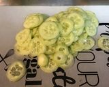 Une image de l'étape 2 de Salade de concombre et poivrons rouges grillés au basilic.