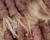 Foto langkah ke 3 dari resep Spicy Cheese Beef Enoki.