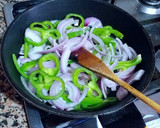 Foto del paso 1 de la receta: Salchichas frescas de ternera con cebolla caramelizada y cereza
