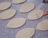 A picture of step 12 of Puff Pastry Sugar Cookies (Leaf-shaped Simple Pies).