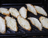 Foto del paso 1 de la receta: Mini cruasanes tostados con embutido