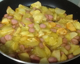 Foto del paso 8 de la receta: Sartén de patatas, huevos y salchichas con queso mozarella